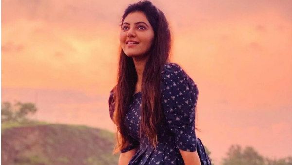 காருக்கு மேல ஏறி ஜாலியான சவாரி.. கோயம்புத்தூருக்கு பயணம் செய்யும் க்யூட் நடிகை!