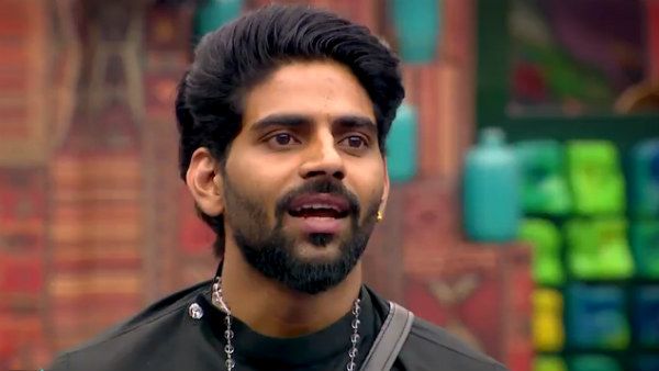 செம நடிப்புடா சாமி.. கைகட்டி வாய் பொத்தி.. பத்துபைசா நடிப்பு.. பாலாவை விளாசும் நெட்டிசன்ஸ்!