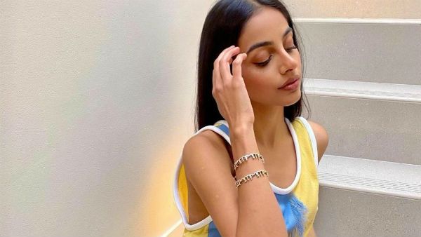 மொட்டை மாடியில் சரக்கும் கையுமாக ஹாயா ஒரு போஸ்.. என்ன செல்லம் இதெல்லாம் !