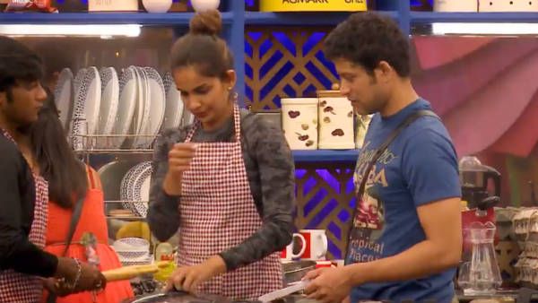 பின்னாடி ஒரு பிரச்சனை ரெடியாகுது.. அன்சீன் புரமோவை பார்த்து அலர்ட்டாக்கும் நெட்டிசன்ஸ்!