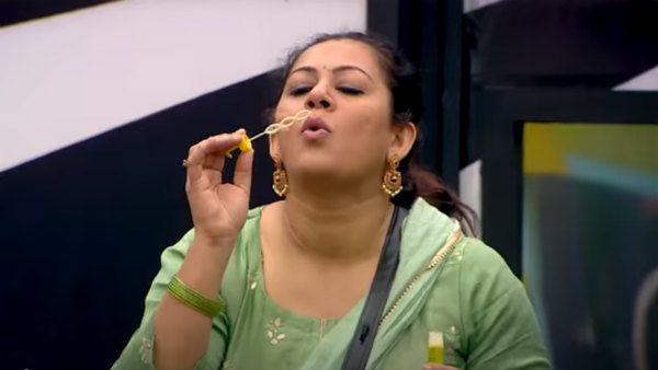 பிக்பாஸ் வீட்டுக்குள் வந்த விஜயலக்ஷ்மி.. அர்ச்சனாவுக்கும் சனம் ஷெட்டிக்கும் கொடுத்த டாஸ்க்க பாருங்க!