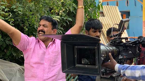 திடீர் மாரடைப்பு.. விமானத்துக்காக புறப்பட்டுக் கொண்டிருந்த இயக்குனர் மரணம்.. திரையுலகம் அதிர்ச்சி!