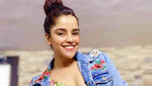 ராசாத்தி பேண்ட் எங்கம்மா... அஜித் பட நடிகையின் சில்மிஷப் போட்டோஷூட்!