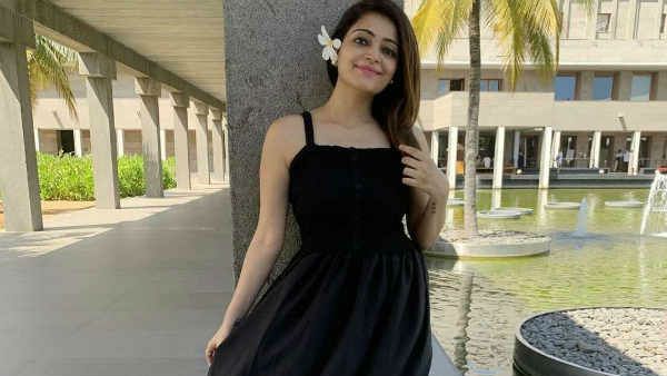 இளசுகளின் தூக்கத்தை கெடுத்த ஜனனி ஐயர்… காதுல பூ சொருகி அம்சமான போஸ் !