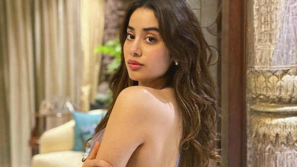 வழுவழுப்பான முதுகை காட்டி..ரசிகர்களை திணரடித்த ஜான்வி கபூர் !