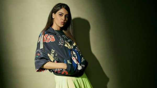 குட்டை பாவாடையில் க்யூட்டான போஸ்.. ஹாசினி செல்லம் சூப்பர்.. வழியும் ரசிகர்கள் !