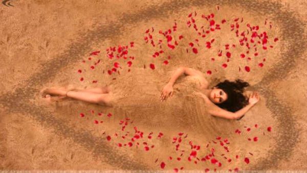 பிக் பாஸ் பிரபலத்தின் நிர்வாண போட்டோஷூட்.. வேற லெவலில் வைரலாகும் இன்ஸ்டாகிராம் போட்டோ!