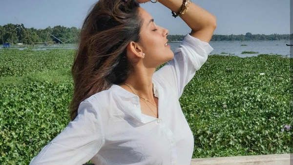 குளத்திற்கு நடுவே நச்சுனு ஒரு க்ளிக்.. ஏக்க பெருமூச்சுவிட்ட ரசிகர்கள்!