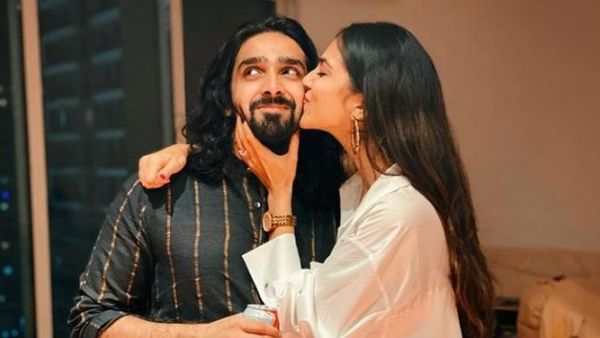 கட்டி அணைத்து உம்மா கொடுத்த பிரபல நடிகை.. அதிர்ந்து போன ரசிகர்கள் !