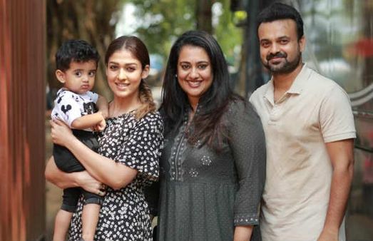 என்னா ஸ்டைல்.. பிரபல ஹீரோ வீட்டுக்கு திடீர் விசிட் அடித்த நயன்தாரா.. வைரலாகும் போட்டோ!