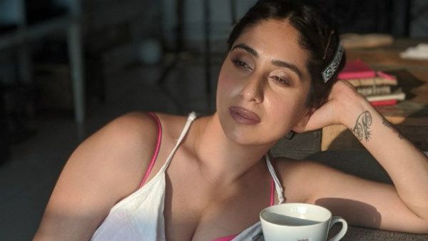 'அறையில் நின்றிருந்தேன், ஒருவன் அருகில் வந்து..' தனக்கு நேர்ந்த பாலியல் தொல்லை பற்றி பாடகி பகீர்!