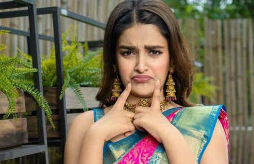 பிட்டான உடையில் பக்காவாக தொடையை காட்டி.. இளசுகளை சுண்டி இழுக்கும் பூமி பட நடிகை!