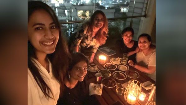 திருமணத்துக்கு முன்.. குடும்ப தோழிகளுக்கு ஸ்பெஷல் பார்ட்டி கொடுத்த மெகா குடும்பத்து நடிகை!