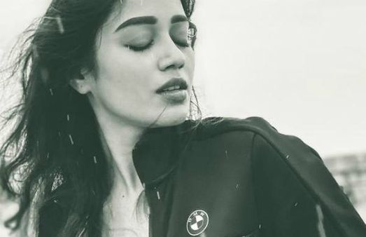 அடியே அழகே அழகே அடியே... நிவேதா பெத்துராஜின் கலக்கல் போட்டோஷூட்!