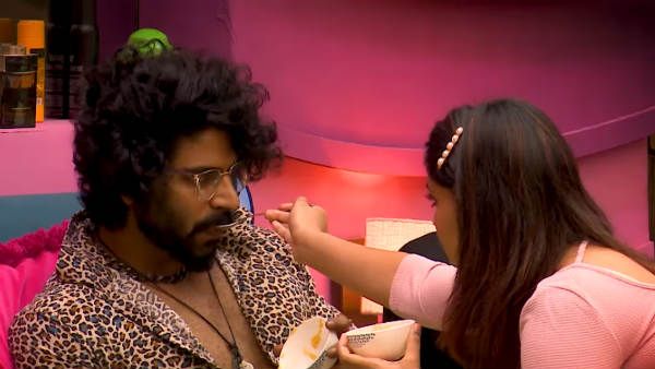 எச்சிலை சாப்பிடுமளவுக்கு ஆயிடுச்சு..பாலாஜிக்கு ஊட்டிவிட்டு.. மசாஜ் செய்த ஷிவானி. ஒரே ரொமான்ஸ்தான்!