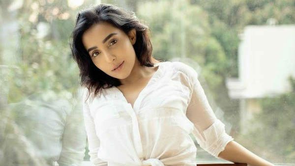 என்ன ட்ரெஸ் டா இது..பார்வதி நாயரின் படுகவர்ச்சி புகைப்படம்!