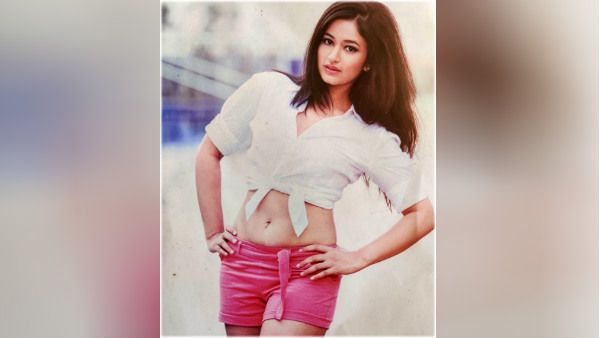 மினி டிராயரில்.. ஷர்ட்டை முடிச்சுப்போட்டு.. குட்டி தொப்பையில் தொப்புளை காட்டிய பூனம் பாஜ்வா!