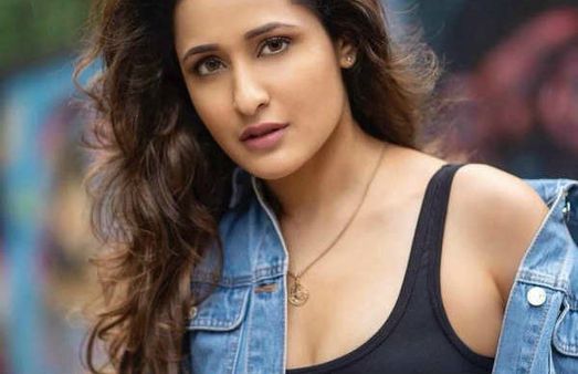 சட்டை பட்டனை கழட்டி ஹாட் போஸ்.. இளசுகளின் இதயங்களை துண்டாக்கிய பிரபல நடிகை !