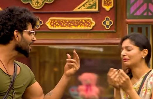 ஷிவானிக்கு கெட் அவுட்டு.. சனம்க்கு கட் அவுட்டு.. பழைய படம் சீன்லையும் உன்னை சேர்க்கலையே ஆத்தா!