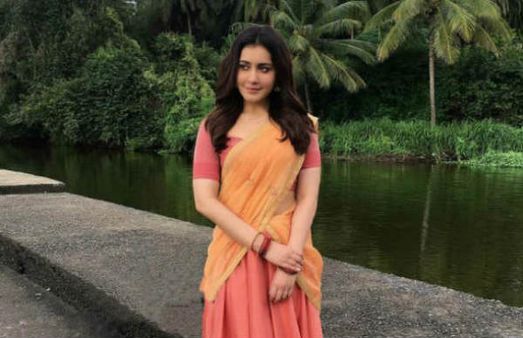 இவங்கதான் அவங்களா..? வில்லேஜ் லுக்கில் மீண்டும் அந்த பிரபல நடிகை.. இதுதான் 'அரண்மனை 3' கெட்டப்!