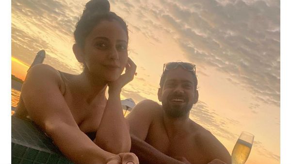 அரை நிர்வாண கோலத்தில் ரகுல் ப்ரீத் சிங்.. சரக்கும் கையுமாக கூட இருக்கிறது யார் தெரியுமா?