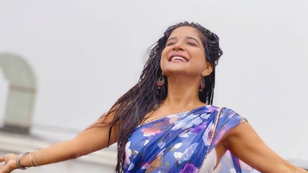 நிவர் புயல்.. மழையில் ஆட்டம் போடும் சாக்‌ஷி.. ஜாக்கிரதையாக இருங்கள் என எச்சரிக்கும் ரசிகர்கள்!