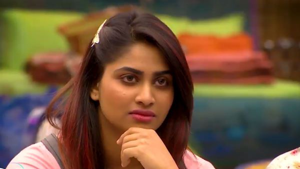 ஷிவானிக்கு ஏதோ வில்லங்கமான ஈமோஜ் போல பாஸ்.. அங்க தட்டினா இங்க வலிக்கும் போல!