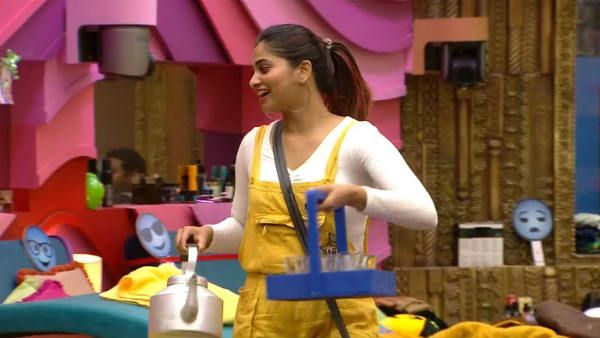 பச்சைக்கிளி பச்சையம்மா.. ஆட்டோக்காரி.. சுக்குக்காபி விற்கும் பெண்.. இறங்கி கேம் ஆடும் ஷிவானி!