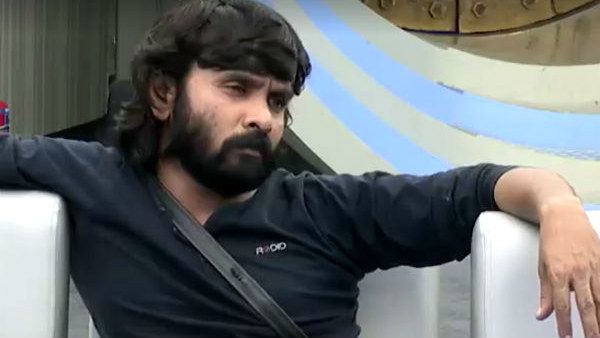 தாறுமாறாக ஓடிய கார்.. இருசக்கர வாகனத்தின் மீது மோதி விபத்து.. சிக்கிய சினேகன்.. பாய்ந்தது வழக்கு!