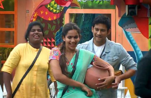 சேலையில் செம அழகா இருக்கீங்களே சம்யுக்தா.. பானை மேல் ஒற்றைக் காலில் நிற்கும் ரியோ.. இதுவும் அன்சீனா?