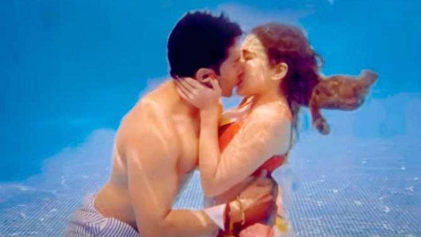 தண்ணீருக்கு அடியில் பிரபல ஹீரோவுடன் நடிகை லிப் லாக் முத்தம்.. வைரலாகும் போட்டோ!