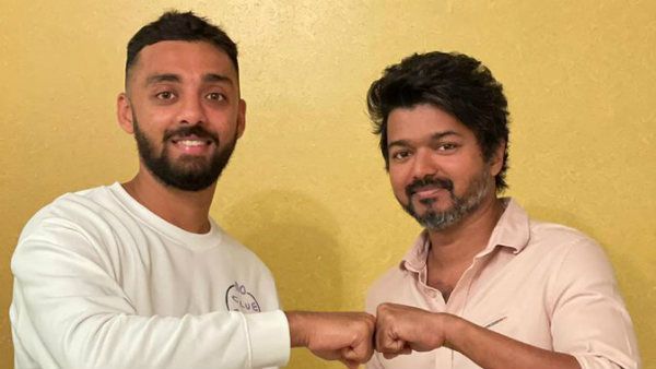 உள்ள வந்தா பவரடி.. அண்ணன் யாரு தளபதி.. உற்சாகத்தில் வருண் சக்கரவர்த்தி.. தீயாய் பரவும் போட்டோ!