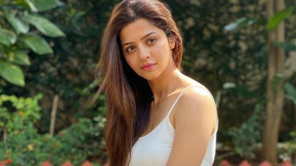 முண்டா பனியன்.. குட்டி டவுசரில் பிரபல நடிகை.. மண்ணு பொண்ணு ரெண்டுமே சாஃப்ட்!