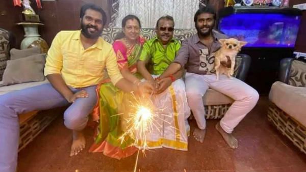 குடும்பத்துடன் தீபாவளியை கொண்டாடிய விஜயகாந்த்.. வைரலானது குடும்ப புகைப்படம்!