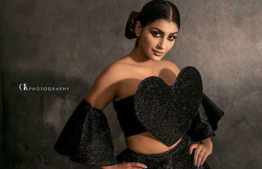 பின்னாடி டாட்டூ.. முன்னாடி எவ்ளோ பெரிய ஹார்ட்.. இளசுகளை கிறங்கடிக்கும் கவர்ச்சி ஜாம்பி யாஷிகா!