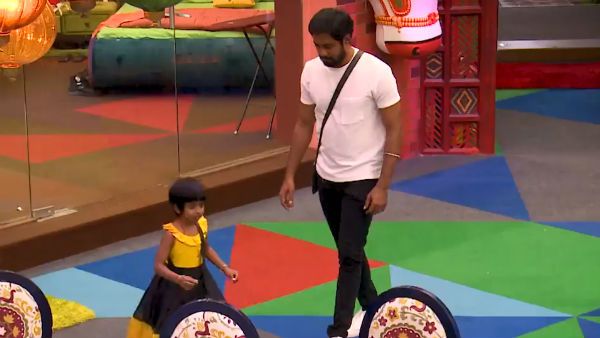 சுட்டி ரியா குட்டி.. தந்தையை போலவே ரொம்ப கெட்டி.. ஆரியின் அன்பு மகளை கொண்டாடும் ரசிகர்கள்!