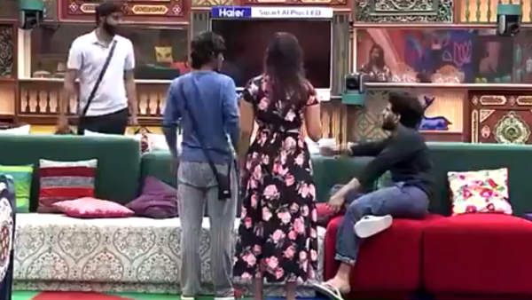 ஆரி எப்படி முதலில் சேவ் ஆகிறார்.. புலம்பித் தள்ளும் பாலா, ரியோ, ஆஜீத்.. வைரலாகும் அன்சீன்!