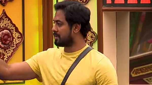 எனக்கு யாரு கிஃப்ட் தரப்போறா.. தினமும் துப்பாக்கியை வச்சி சுட்டுக்கிட்டு இருக்கேன்.. புலம்பிய ஆரி!