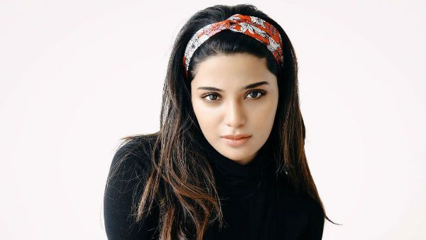 பேண்ட் பட்டனை கழட்டி விட்டு சில்மிஷ போஸ்… இளசுகளை வம்பிழுக்கும் பிரபல தமிழ் நடிகை !