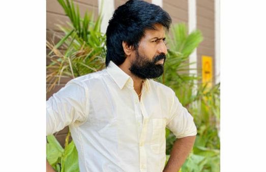 பட்டு வேட்டி சட்டையில் கலக்கும் சூரி.. வேட்டி சட்டை தாண்டா கெத்து!