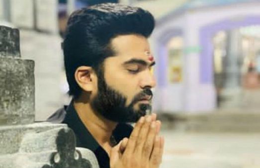 சாமியே சரணம் ஐயப்பா.. ஈஸ்வரன் படம் வெற்றி பெற மலையேறும் சிம்பு!