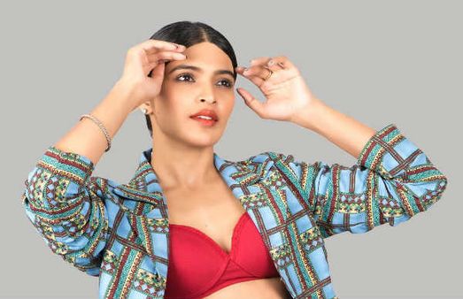 தொப்புளைக்காட்டி இளசுகளை வசியம் செய்யும் தமிழ் நடிகை... படுகவர்ச்சியான போட்டோஸ்!