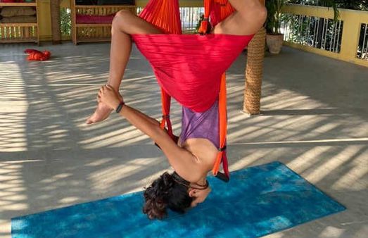 வவ்வால் போல் தலைகீழாக தொங்கும் அமலாபால்....புது வித யோகா பயிற்சி !