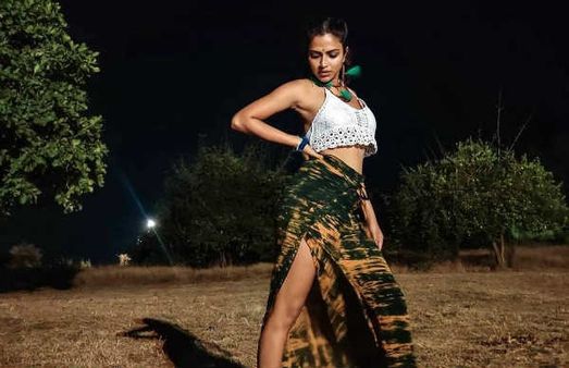 சில்மிஷம் செய்யும் அமலா பால்.. தொடையை காட்டி போஸ்.. ரசிகர்கள் கிறக்கம்!