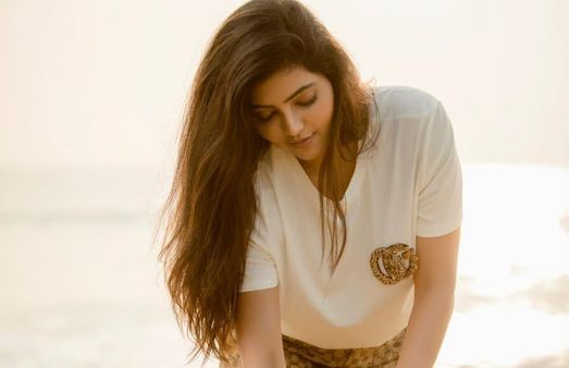 மணலில் வீடு கட்டி விளையாடும் அதுல்யா... என்ன இது சின்னப்புள்ளத்தனமால்ல இருக்கு !