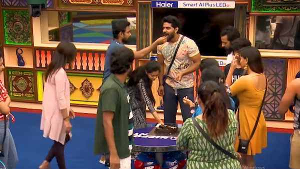 பாலாவுக்கு கேக் ஊட்டி விடும் ஆரி.. பயில்வான் பிறந்தநாள் கொண்டாட்ட புரமோவிலும் ஏறும் மைலேஜ்!