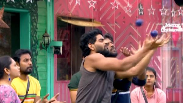 டுபாக்கூர் பாலாஜி அதுக்குதான் பிளான் பண்றாரு.. ஆரியை சூதானமாய் இருக்க சொல்லும் நெட்டிசன்ஸ்!