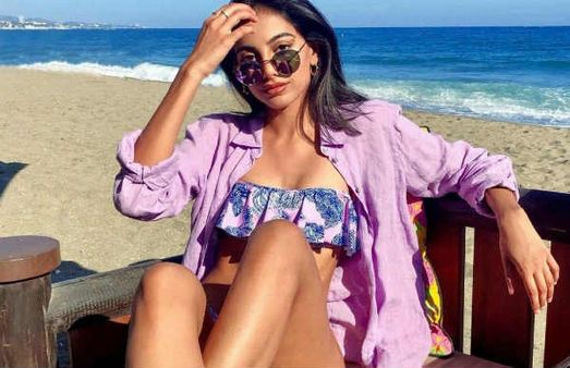 சட்டையை கீழ இழுத்து விட்டு சில்மிஷ போஸ் …அடாவடி செய்யும் ஆதித்ய வர்மா பட நடிகை!