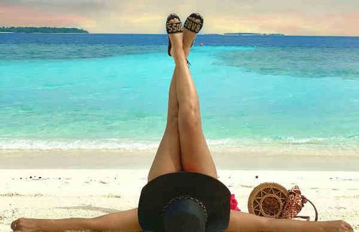 கால்களை மேலே அப்படி தூக்கி.. ஆஹா, இது என்ன ஸ்டைலு? மாலத்தீவில் இருந்து மற்றொரு நடிகை மிரட்டல் போஸ்