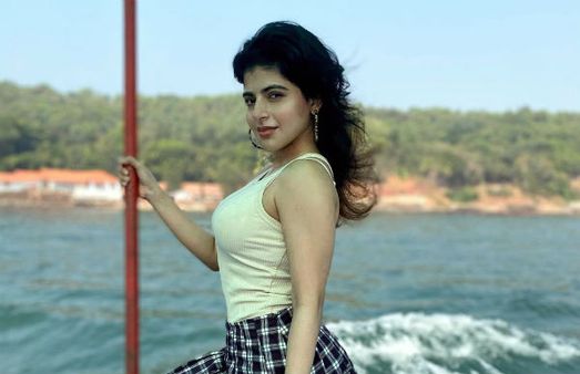 நடுக்கடலில் குட்டை பாவாடையில் புயலைக் கிளப்பும் பிரபல நடிகை!